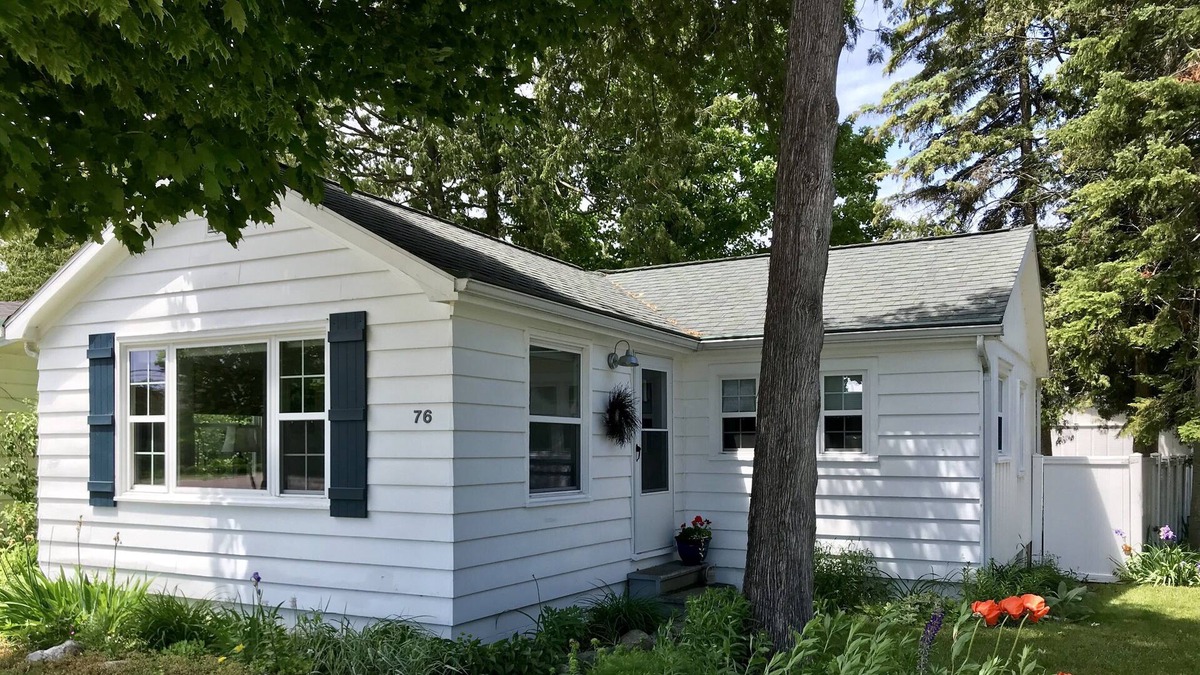 Beulah Cottage | Easy Walk or Ride to Crystal Lake and Downtown Beulah. Bikes & kayaks included!