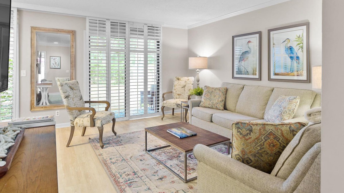 Folly Field Villa | EASY WALK TO THE BEACH - PETS WELCOME - STEPLESS - PRIVATE ENCLOSED PATIO