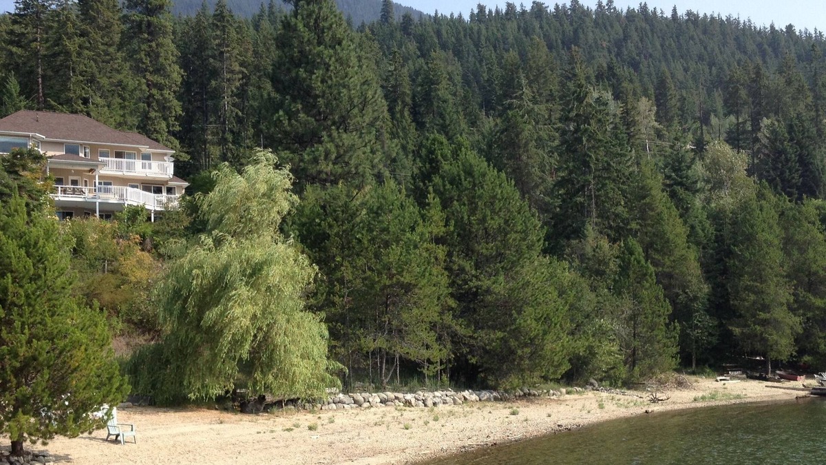 Central Kootenay Apartment | Echo Beach, relax, chill.Check in 3 pm - midnight. Checkout by 10 am