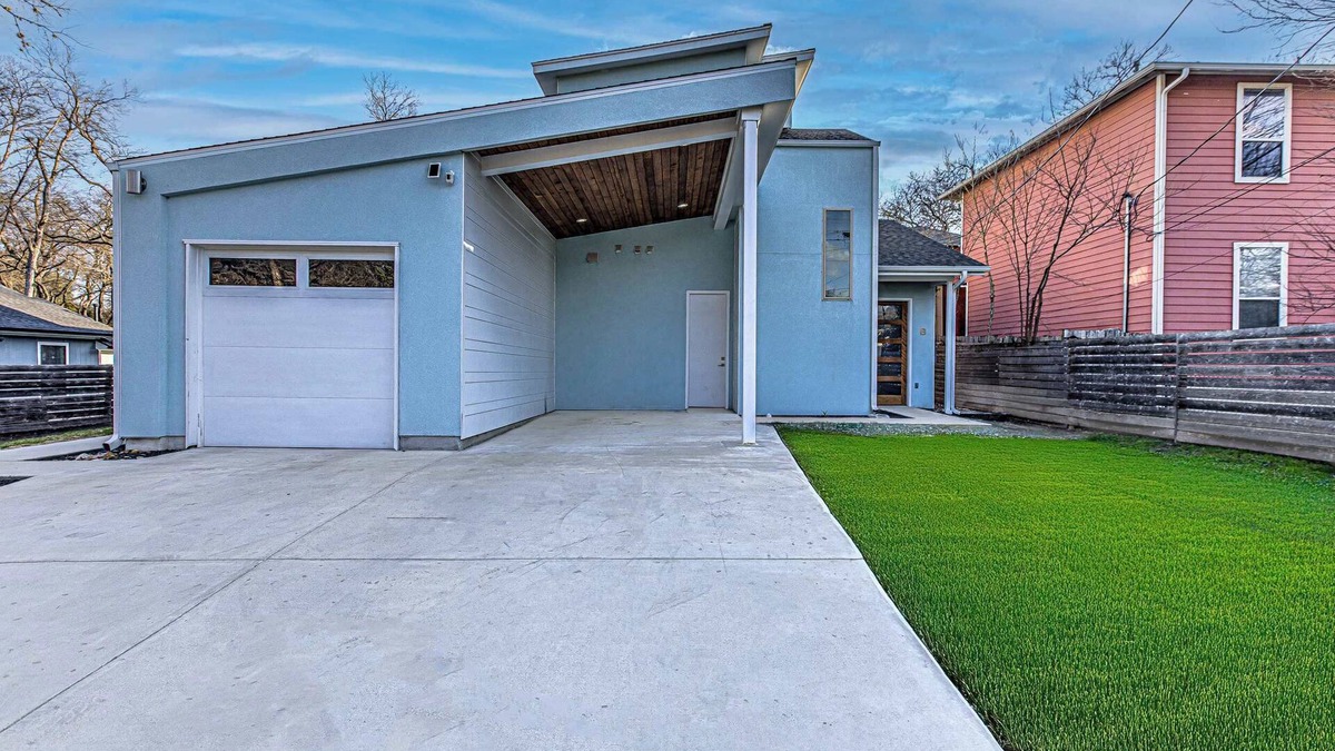 MLK House | Eclectic 6 BDR for 20, Mins to 6th St & DT!