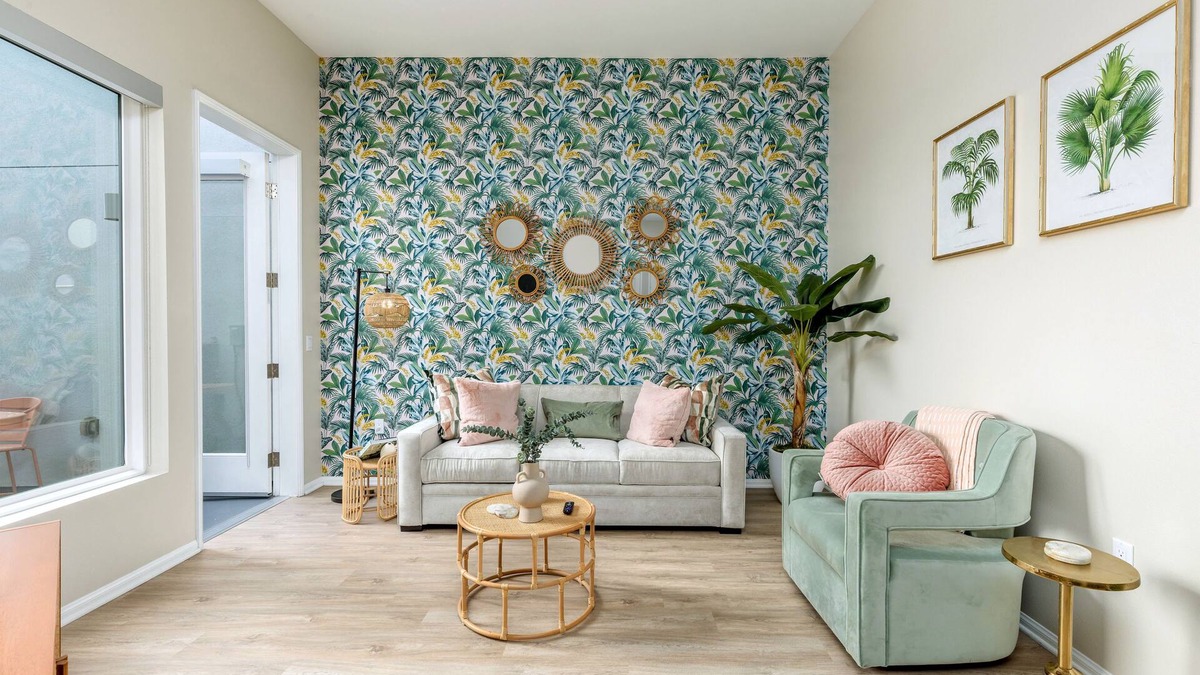 North Park Apartment | Eclectic : 65” TVs : Fast Wi-Fi : Parking : Pets : Bohemian