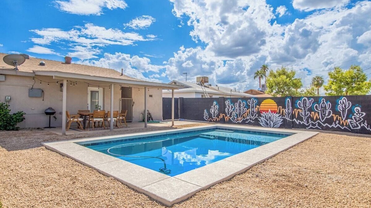 New Papago Parkway House | Eclectic Escape Pool, Murals & Outdoor Fun | Sleeps 6