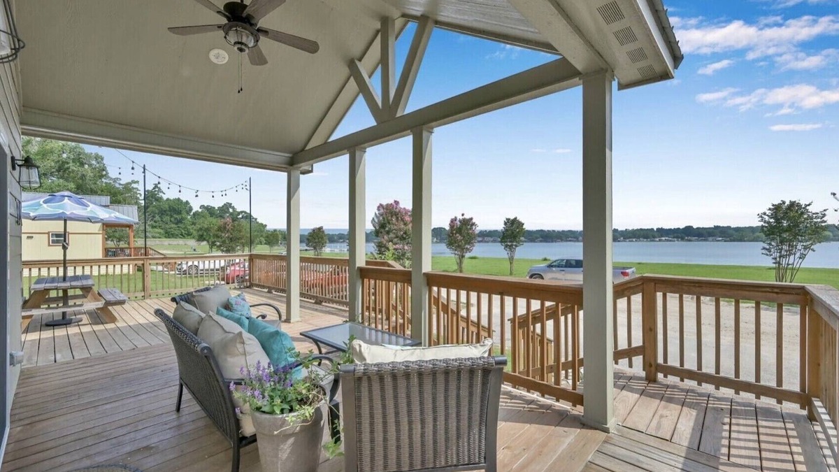 Willis Cottage | Eclectic Mix Of Marilyn, Artwork, and Southern Charm