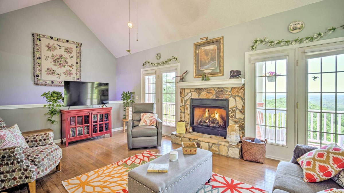 Ranger Cottage | Eclectic Ranger Home w/Mtn Views + Hot Tub!