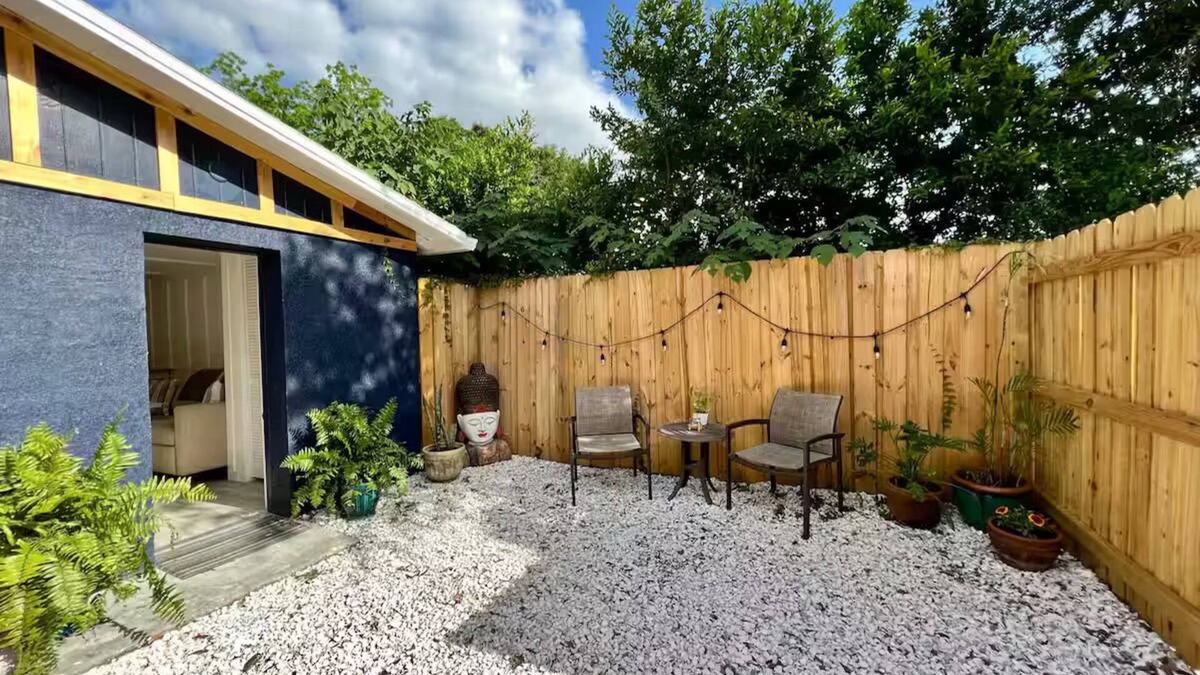 Bearss Plaza Cottage | Eco-Friendly Charming Tampa Cottage - Full Kitchen, Parking, Wifi