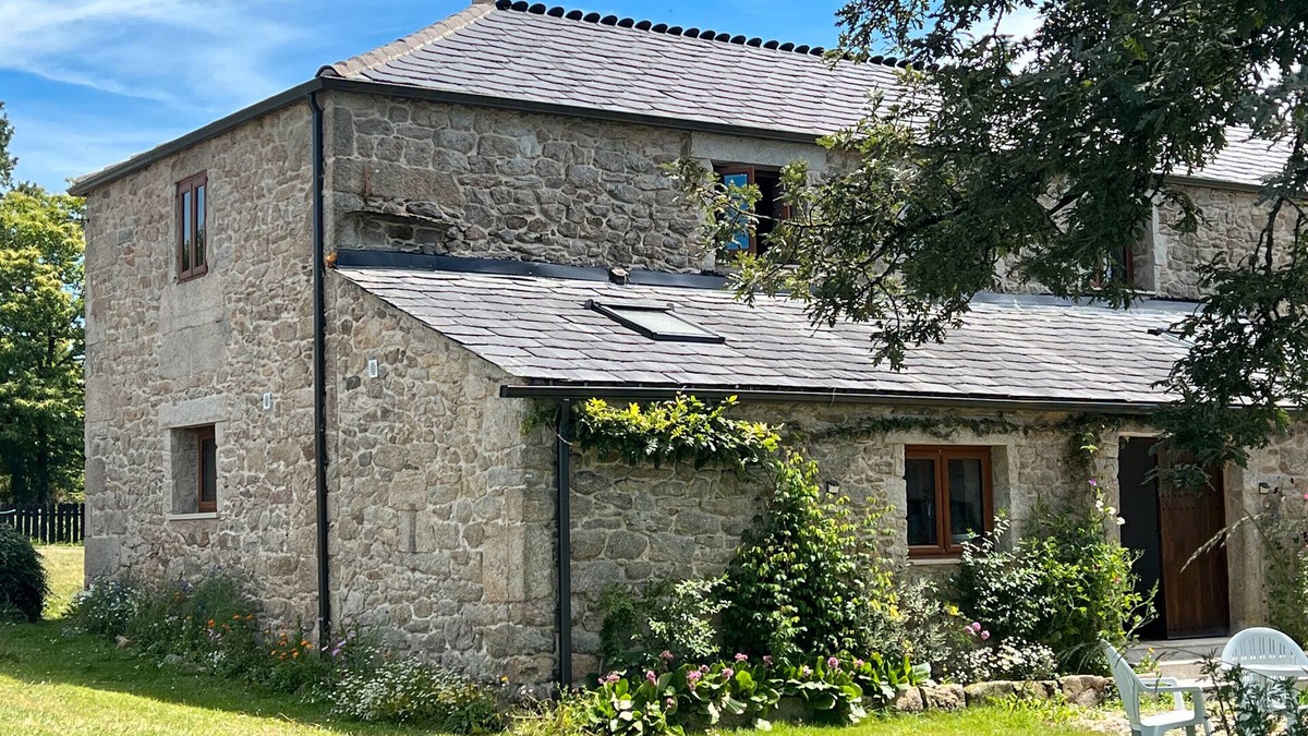 Friol Cottage | Eco-Friendly House in Nature 'The Land Of Eve' with Private Garden and Wi-Fi