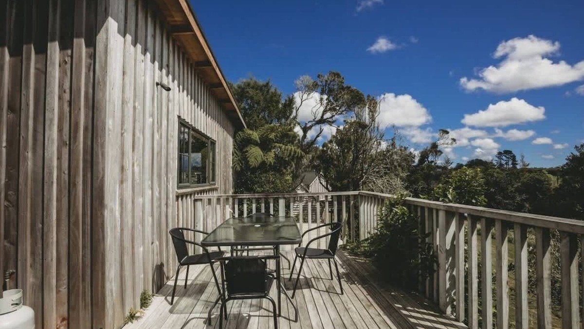Kaimiro Cabin | Eco-Friendly River Retreat in Inglewood