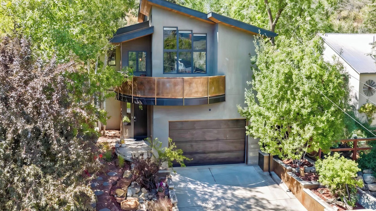 Durango House | Eco-Friendly, Walk to River/Mountain Trail - King Beds - AC - Near Downtown