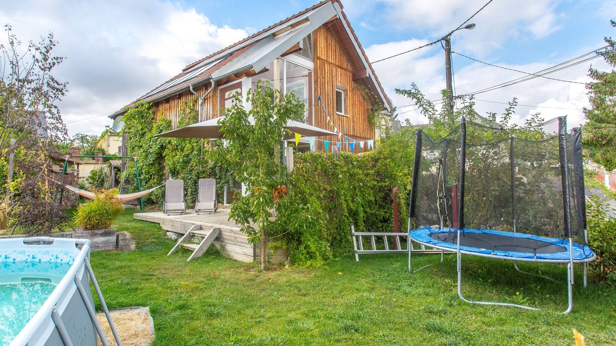 Ailly-sur-Noye House | Eco House With Swimming Pool, BBQ, Trampoline And Cat. Pet friendly