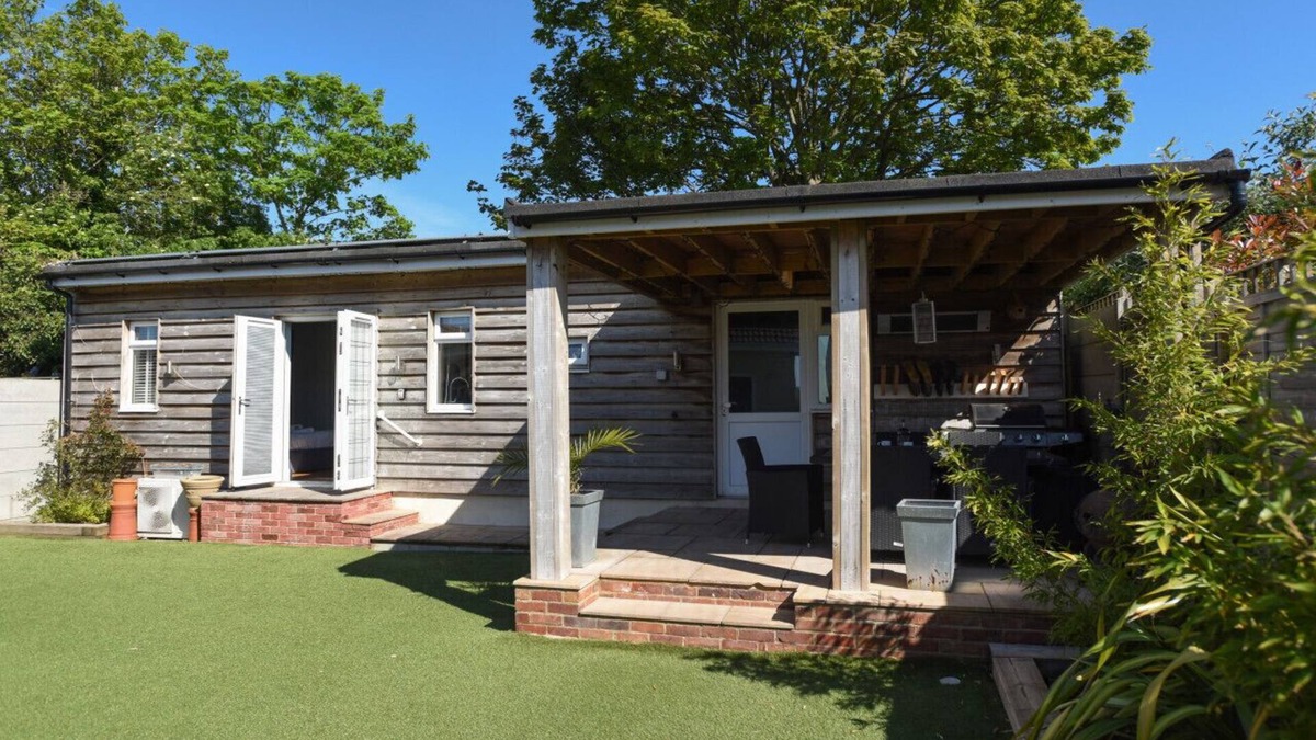 Portsmouth House | Eco-Lodge nr QA hospital - short term tenancy only