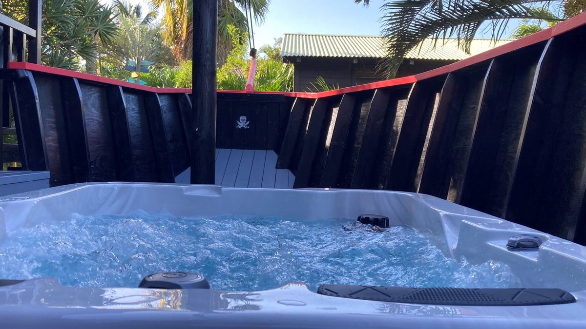 Desbonnes House | Ecolodge with private jacuzzi - la cabane du pirate