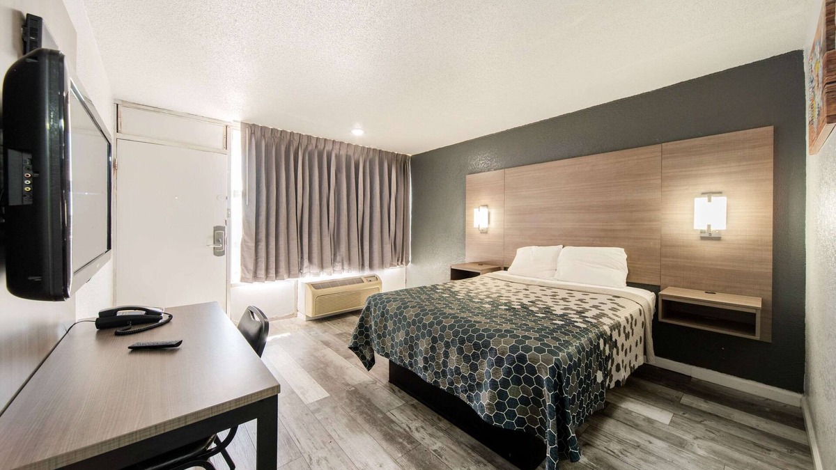 Central Oklahoma City Hotel | Econo Lodge And Suites Bricktown