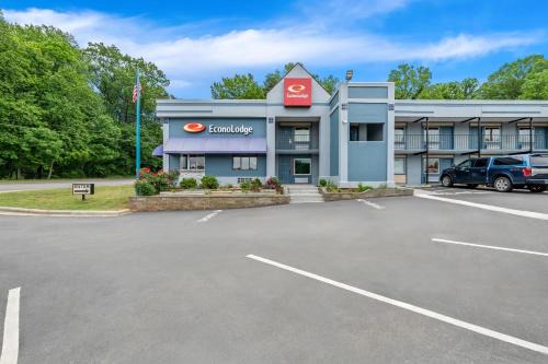 Enderly Park Cabin | Econo Lodge Charlotte Airport Area