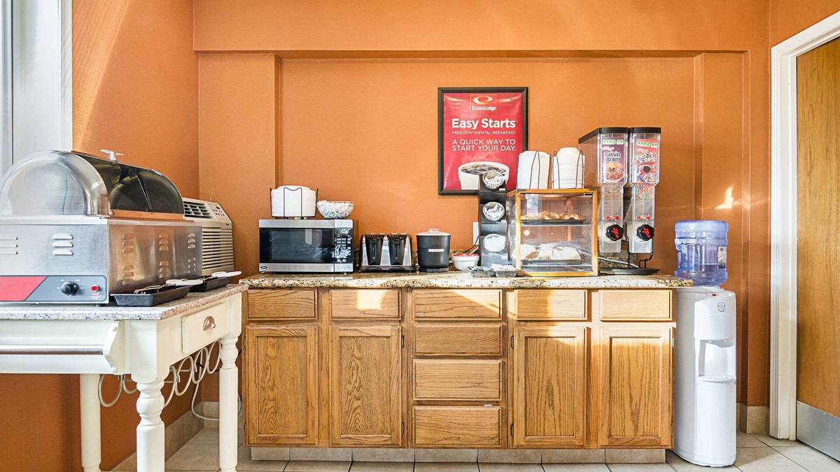 Hays Hotel | Econo Lodge Hays I-70