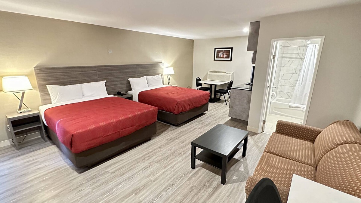 Pincher Creek Hotel | Econo Lodge Inn & Suites
