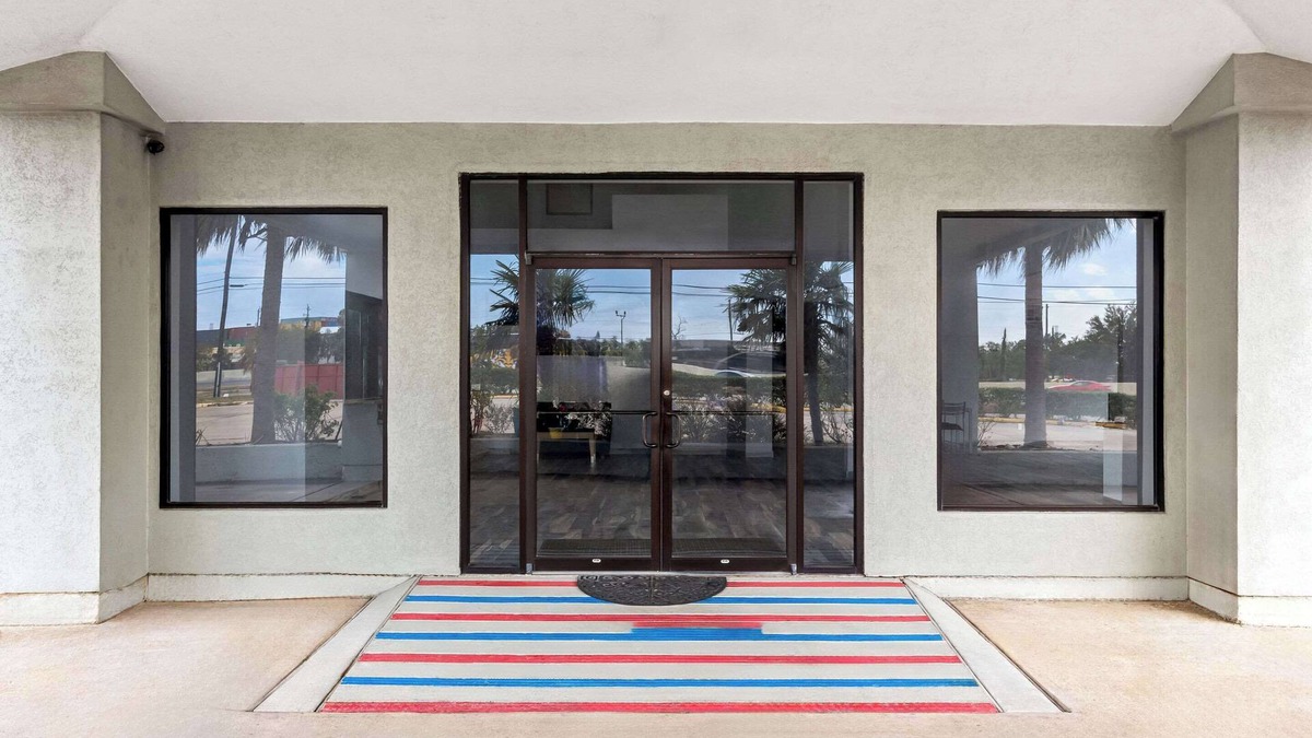 Channelview Hotel | Econo Lodge Inn & Suites