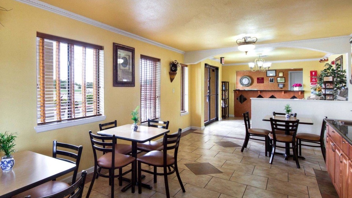 Government Hill Hotel | Econo Lodge Inn & Suites Downtown Northeast near Fort Sam Houston