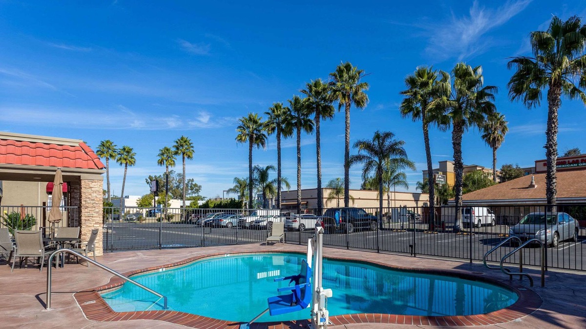 Central Escondido Hotel | Econo Lodge Inn & Suites Escondido Downtown
