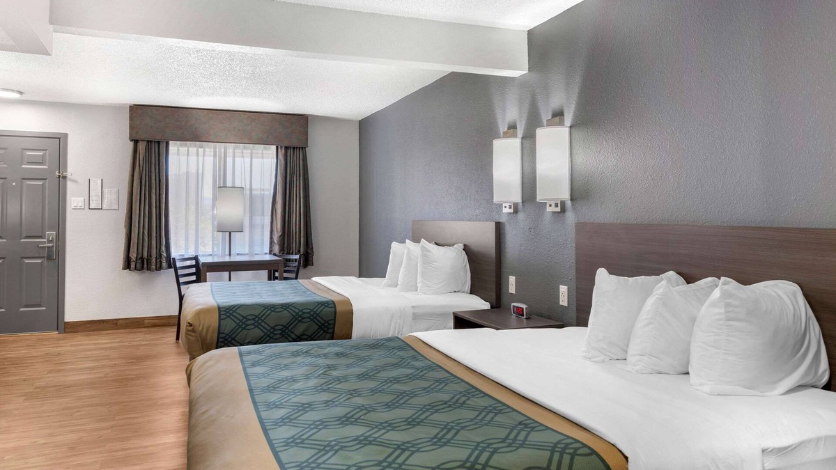 Polvadera Hotel | Econo Lodge Inn & Suites Socorro