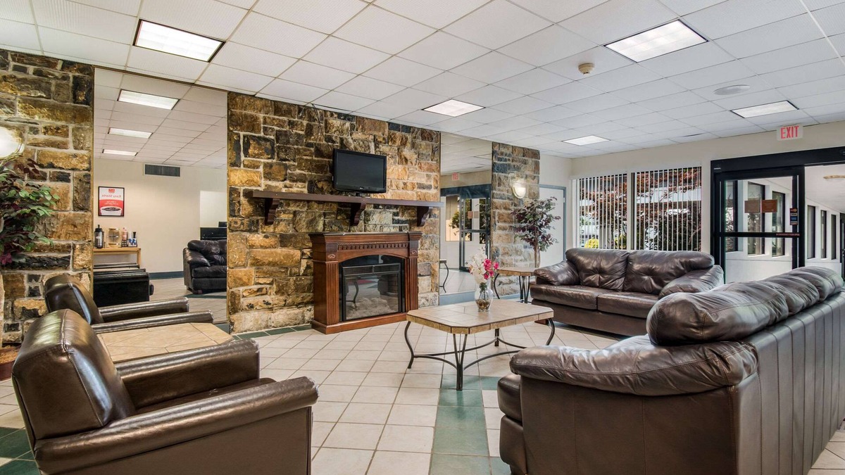 Chambersburg Hotel | Econo Lodge Inn & Suites Chambersburg Central