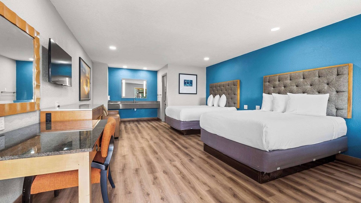 Sealy Hotel | Econo Lodge Inn & Suites