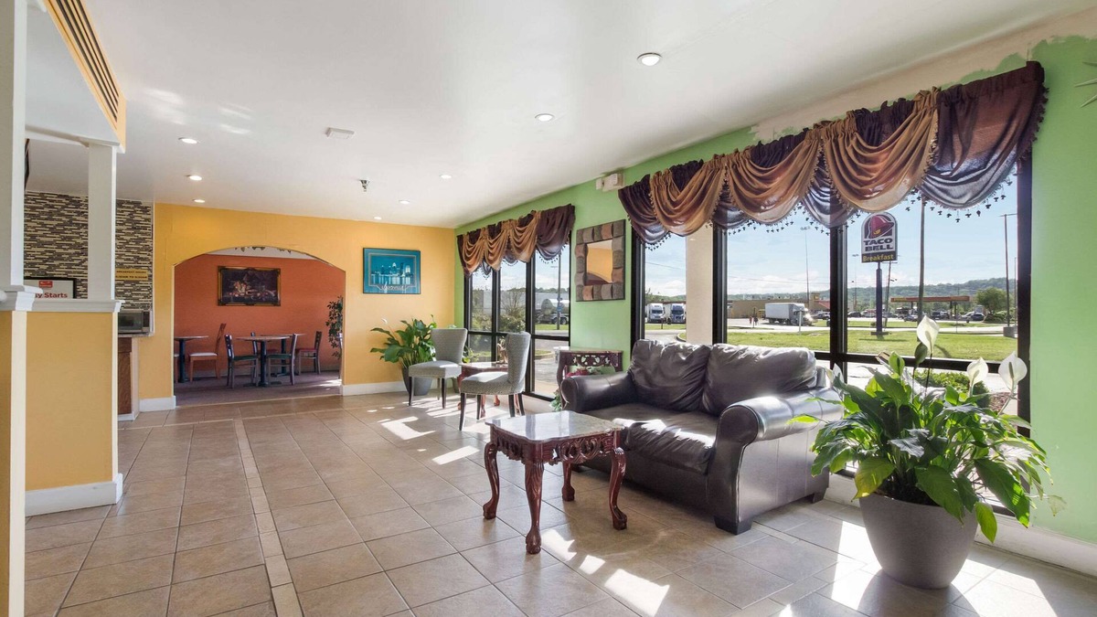 Hillview Hotel | Econo Lodge Inn & Suites