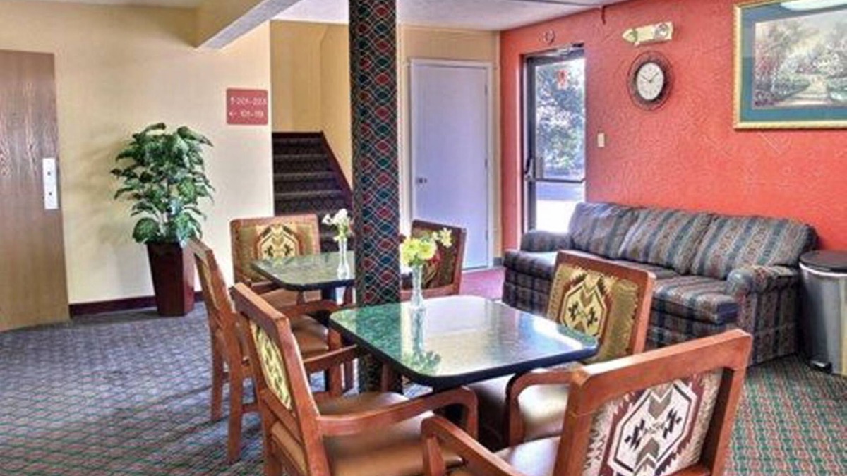 Lansing Hotel | Econo Lodge Lansing - Leavenworth