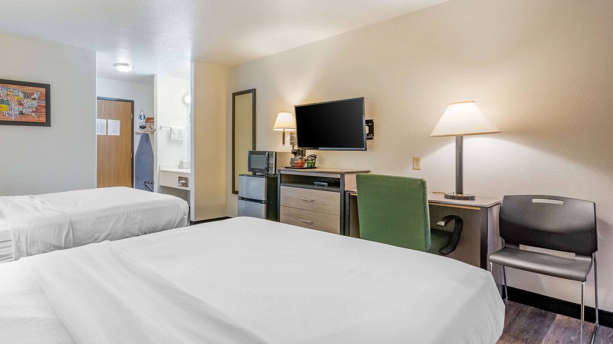 Pueblo Hotel | Econo Lodge Pueblo North