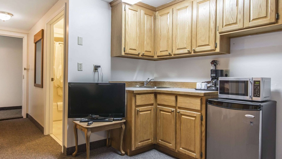 Saint John Hotel | Econo Lodge & Suites Saint John