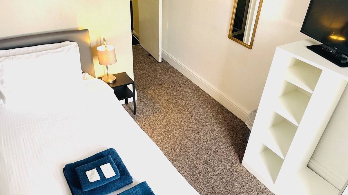 Taunton Hotel | Economy Single Ensuite at Royal Ashton Town House