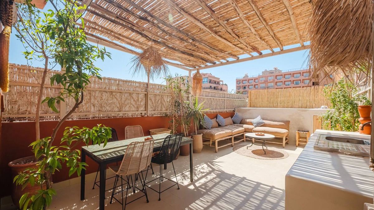 Gueliz House | Écrin Moderne: Townhouse with landscaped rooftop and heated pool