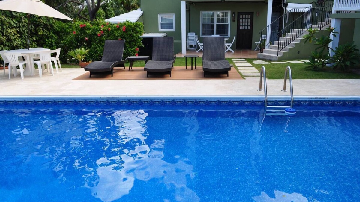 Pembroke Apartment | ED 12 - Pool, king bed, Hamilton Bermuda