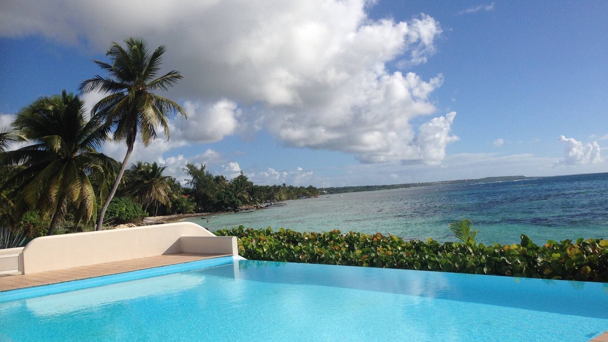 Sainte-Anne Apartment | EDEN BLUE THE DREAM FEET IN THE WATER