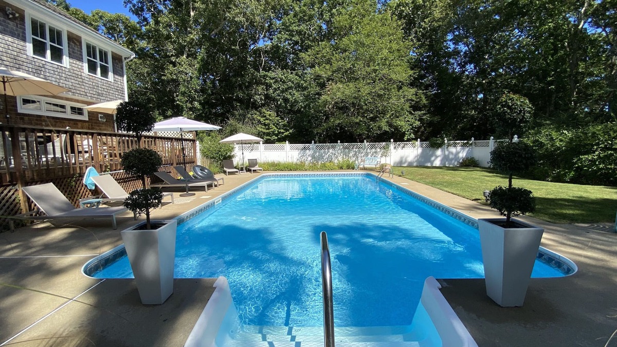 Edgartown House | EDGARTOWN PRIVACY WITH A HEATED POOL AND CENTRAL AC
