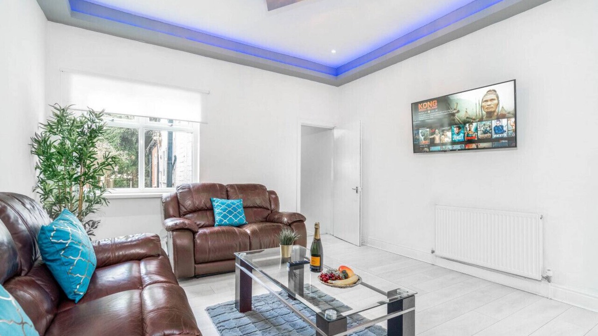 Stirchley Apartment | Edgbaston Luxe Townhouse - Parking - Terrace