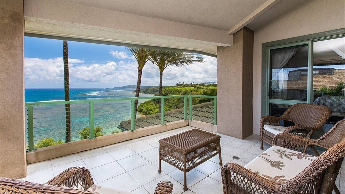 Princeville Condo | Edge of Cliff Luxury Penthouse over largest coral reef in HI - Beach access & AC