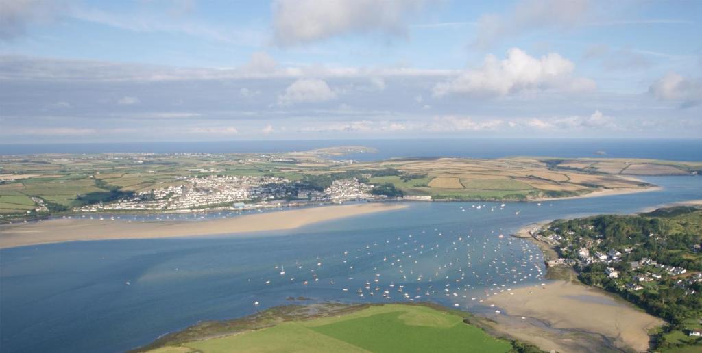 Treator Cabin | Edge of Padstow, 2 bedroom luxury lodge
