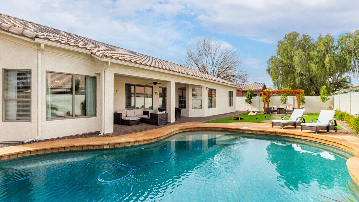 Palm Valley House | Edgemont Escape- 3 King Beds, FREE heated pool-seasonal, all the amenities