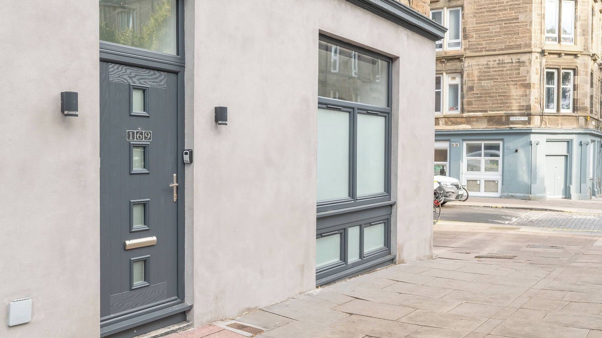 Leith Apartment | Edinburgh City Centre | Main Entrance | Entire Aprt | 4Bedroom | Newly Remodeled