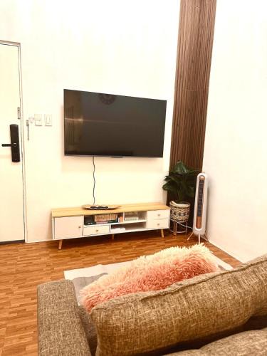 Malamig Apartment | EDSA Cozy 3BR near MRT w Netflix and Karaoke Fun