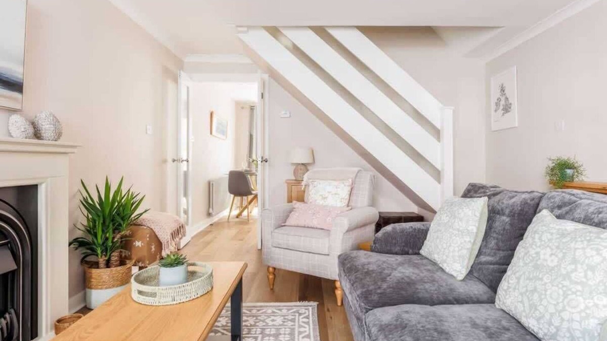 Poole House | Edward Cottage - Moments from Poole Quay