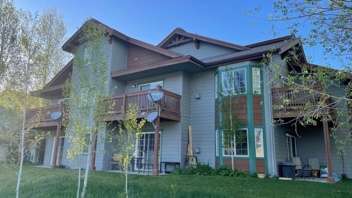 Edwards Condo | Edwards Mountain Chic On River Pool and Hot Tubs