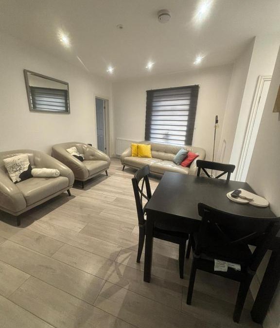 Selhurst Apartment | EEJs Modern London 3 bed flat near Crystal Palace Stadium - Great transport links
