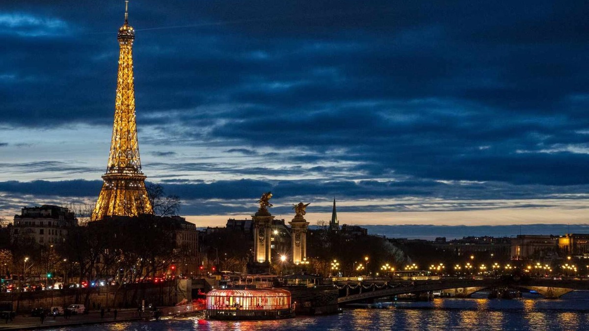 Grenelle Apartment | Eiffel Tower Views 1 Bedroom With Aircon