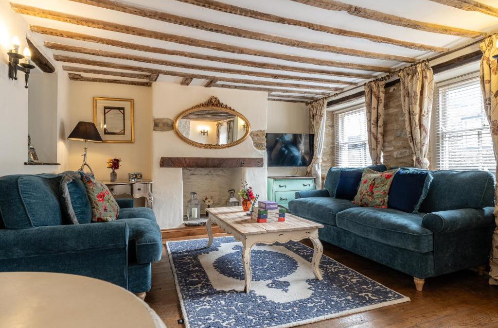 Malmesbury Apartment | Eilmers Cottage - Beautiful 4BD in Malmesbury!