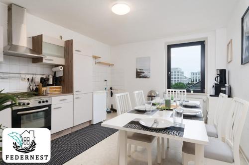 Ruhrort Apartment | Einfach aber sehr komfortabel - Wohnung für 12 Personen - 2xWC - Gruppen, Messe, Monteure, Studenten - Voll ausgestattet - 6 Betten 140x200cm hochwertig, 3 Smart-TV 55 Zoll Netflix, 1000 Mbit WLAN, voll ausgestattete Küche