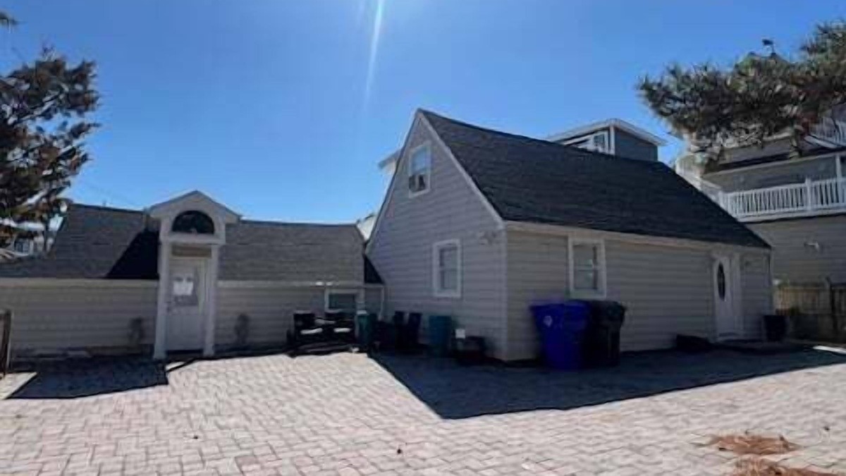 Normandy Beach House | EKUPP116 | Deauville Beach Seashore Cape sleeps 8! 8 Badges - Pets! by Shore Points Vacations