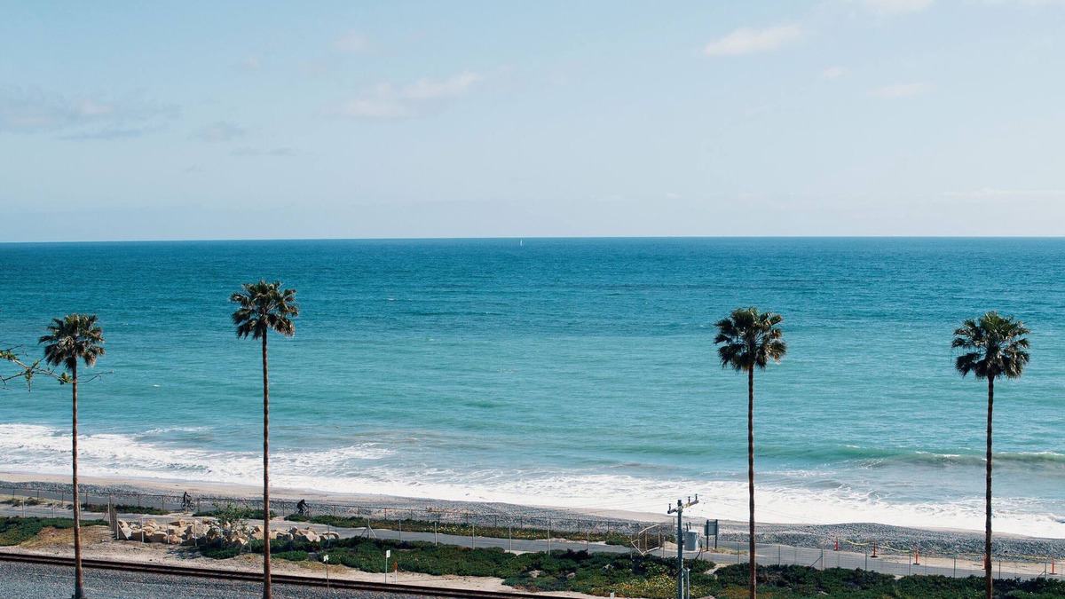 Capistrano Beach Hotel | El Caminante Bar & Bungalows