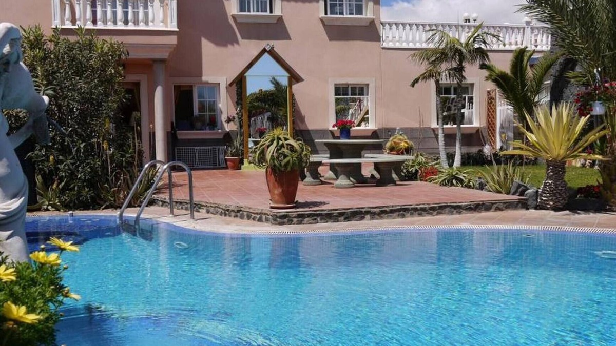 Arenas del Mar Apartment | El Médano Apartment with Breathtaking Pool Views