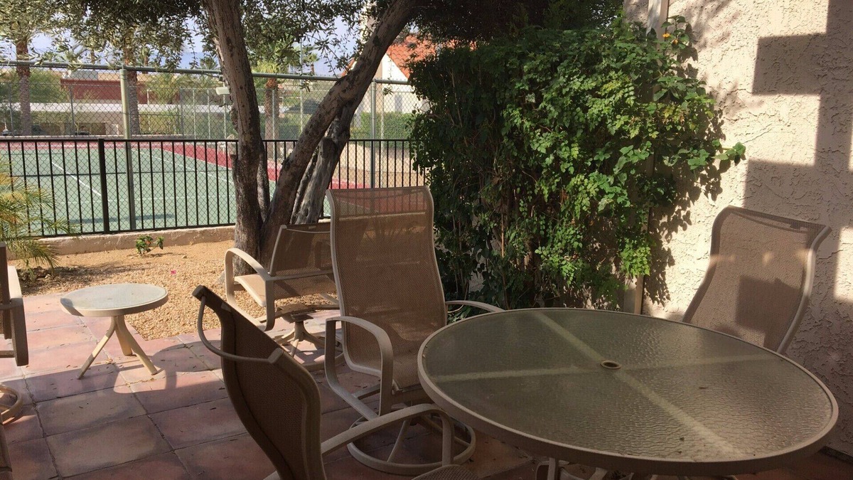 Palm Desert House | El Paseo Village Newly renovated Condo